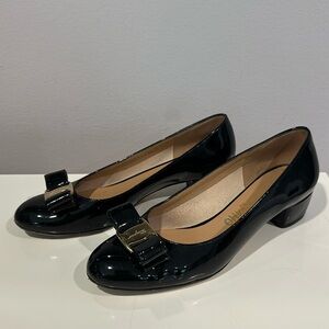 Salvatore Ferragamo Ladies Vara Bow Pump Shoe in Black